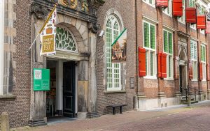 Kersvers keramiek in museum Gouda
